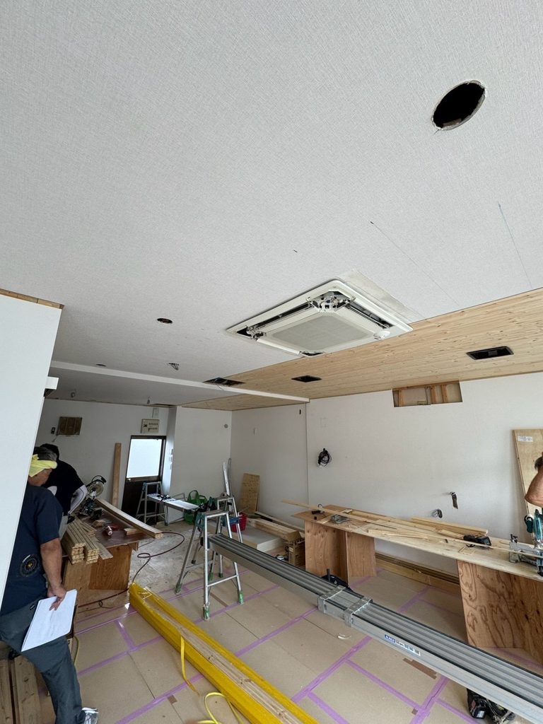 職人の手仕事によるリフォーム工事の様子